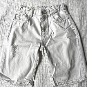 Zara boys off white distressed denim shorts. Size 13-14. Worn 3X. Like new.
